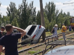 Volkswagen вылетел на трамвайные пути и перевернулся на бок в Волжском