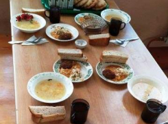 Каша с червем и помойная пицца: смотрим, чем кормят волгоградских школьников в столовых