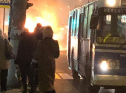 Маршрутка загорелась на остановке в северной части Волгограда