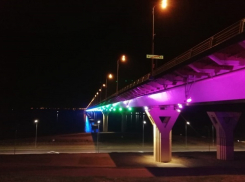 Mitsubishi Lancer врезался в ограждение моста под Волгоградом: водитель в больнице