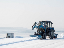 Известный волгоградский фотограф показал, как чистят от снега центральную набережную