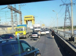Крупная авария на плотине у Волжской ГЭС: такси столкнулось с двумя автомобилями, есть пострадавшие