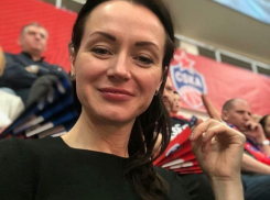 Красивая и незамужняя олимпийская чемпионка Елена Слесаренко сегодня съест огромный кусок торта