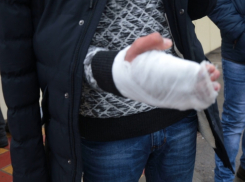Волгоградцы показали переломы и рассказали о падениях на гололеде 