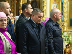 Пасху волгоградский губернатор встретил в окружении приближенных