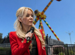 Екатерина Мизулина согласилась прокатиться на экстремальном аттракционе в Волгограде после мэра Марченко и прокуратуры 