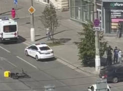 Доставщика сбили в центре Волгограда в разгар обеда: видео с места 