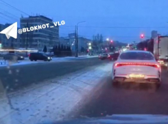Светофор перенесли, а про дорогу «забыли»: хаос на волгоградском перекрестке попал на видео