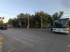 Автомобилистка протаранила автобус и сбила женщину под Волгоградом – видео 