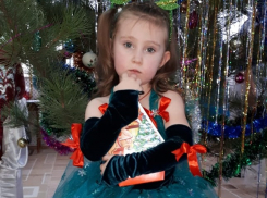 Четырехлетняя Мария в костюме елочки в конкурсе «Лучший детский новогодний костюм-2020»