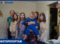 Пятеро детей растут в плесени: волгоградцев бросили после коммунального ЧП