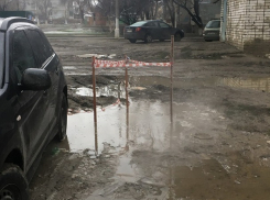 Три машины «утонули» в кипятке на юге Волгограда 