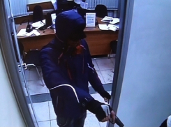 В Волгограде разбойник с пистолетом ограбил офис микрозаймов на 14 тысяч