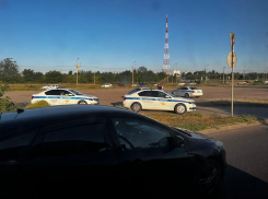 Таинственное скопление машин полиции у ТЦ взволновало волгоградцев