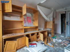 Разгромили квартиру и кидали кирпичи в хозяйку подростки в Волгограде 