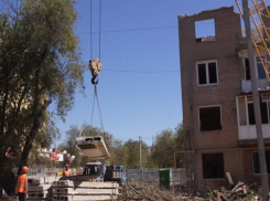 С дома №60 по проспекту Университетскому снимают рамы и балконы