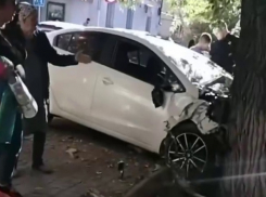 Водителя откинуло в сторону: публикуем видео шок-ДТП на юге Волгограда