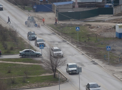 ﻿Из самого ровного асфальта в Волгограде дорожники сами сделали «решето»