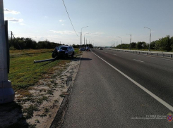 Hyundai Tucson врезался в столб: три человека пострадали в ДТП под Волгоградом