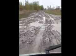 Путь до морга вплавь в Волгоградской области сняли на видео: людям пообещали щебенки