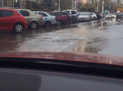 Незапланированный фонтан поливает проезжую часть в Волгограде у бизнес-центра «Меркурий»