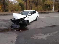 Водитель на Kia Rio протаранил столб в Волгограде и убежал, прикрыв номер авто