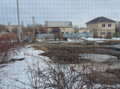 «Не нашли, где перекрыть воду»: провал появился в частном секторе Волгограда после работы аварийной бригады