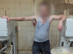 Волгоградцы выложили в Сеть фото грязного произвола на кондитерском производстве