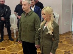 Стилист раскритиковала образы Шамана и Мизулиной в ЗАГСе: «Очень подчеркнуло возраст невесты»