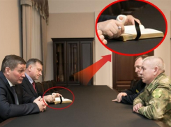 Волгоградский вице-губернатор продемонстрировал сломанный палец