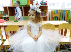 Злата Романова в костюме королевы снежинок в конкурсе «Лучший детский новогодний костюм-2020»