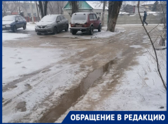 Рвотный рефлекс у волгоградцев вызывает затопленный канализацией двор