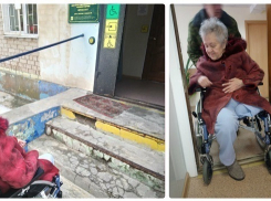Волгоградские чиновники заставляют колясочников подниматься по ступенькам для получения инвалидности