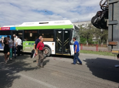 Волгоградский автобус «Питеравто» столкнулся с мусоровозом: есть пострадавшие