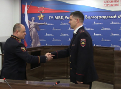 В Волгограде наградили спасшего многодетную семью из пожара полицейского