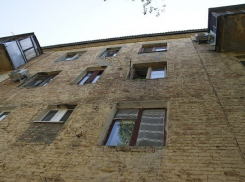 Гулявший на вписке подросток в Волжском выпал с 4 этажа