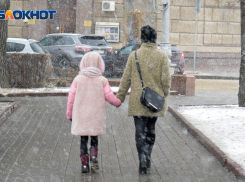 Снежная штормовая Луна опускается на Волгоград