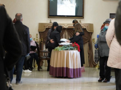 В последний путь провожают убитого после скандала в родительском чате волгоградца