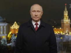 «Помечтаем о самом светлом, о мире и благополучии»: Владимир Путин поздравил волгоградцев с Новым годом