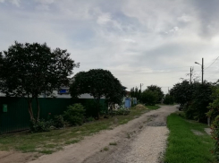 Школьница вынуждена пропускать уроки из-за плохой дороги на юге Волгограда