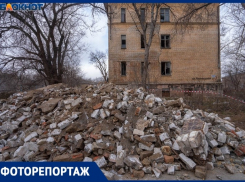 Жуткие звуки и зловоние: расселенное общежитие стало кошмаром волгоградцев
