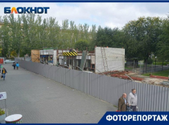 Снос павильонов под новое здание с фаст-фуд зоной у Центрального рынка в Волгограде запечатлел фотограф