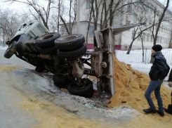 КамАЗ с песком перевернулся на скользкой дороге в Волгограде