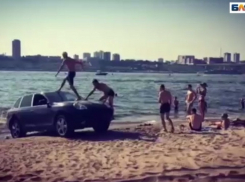 На пляже отдыхающие прыгали в Волгу с крыши Porsche Cayenne