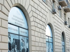 Сильный ветер может обрушить огромные витражи музея в центре Волгограда