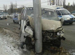 Маршрутка врезалась в столб на юге Волгограда: двое в больнице
