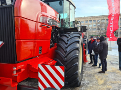 Мощный трактор в центре внимания волгоградских аграриев