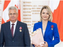 Яркая блондинка и статусный бизнесмен из волгоградской облдумы дослужились до орденов