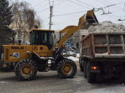 С последствиями резкого потепления на трассах Волгоградской области борется спецтехника