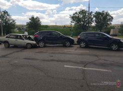 В тройном ДТП на юге Волгограда пострадали трое взрослых и 4-летний ребенок